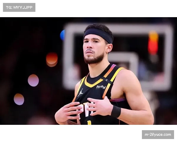 布克半场高效发挥助力球队，数据亮眼引发关注